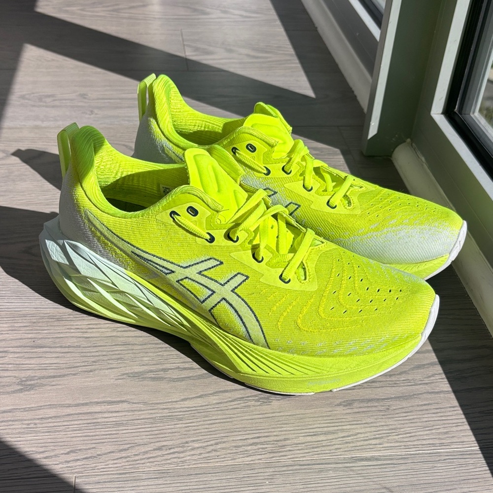 ASICS Novablast 4 lime in excellent condition